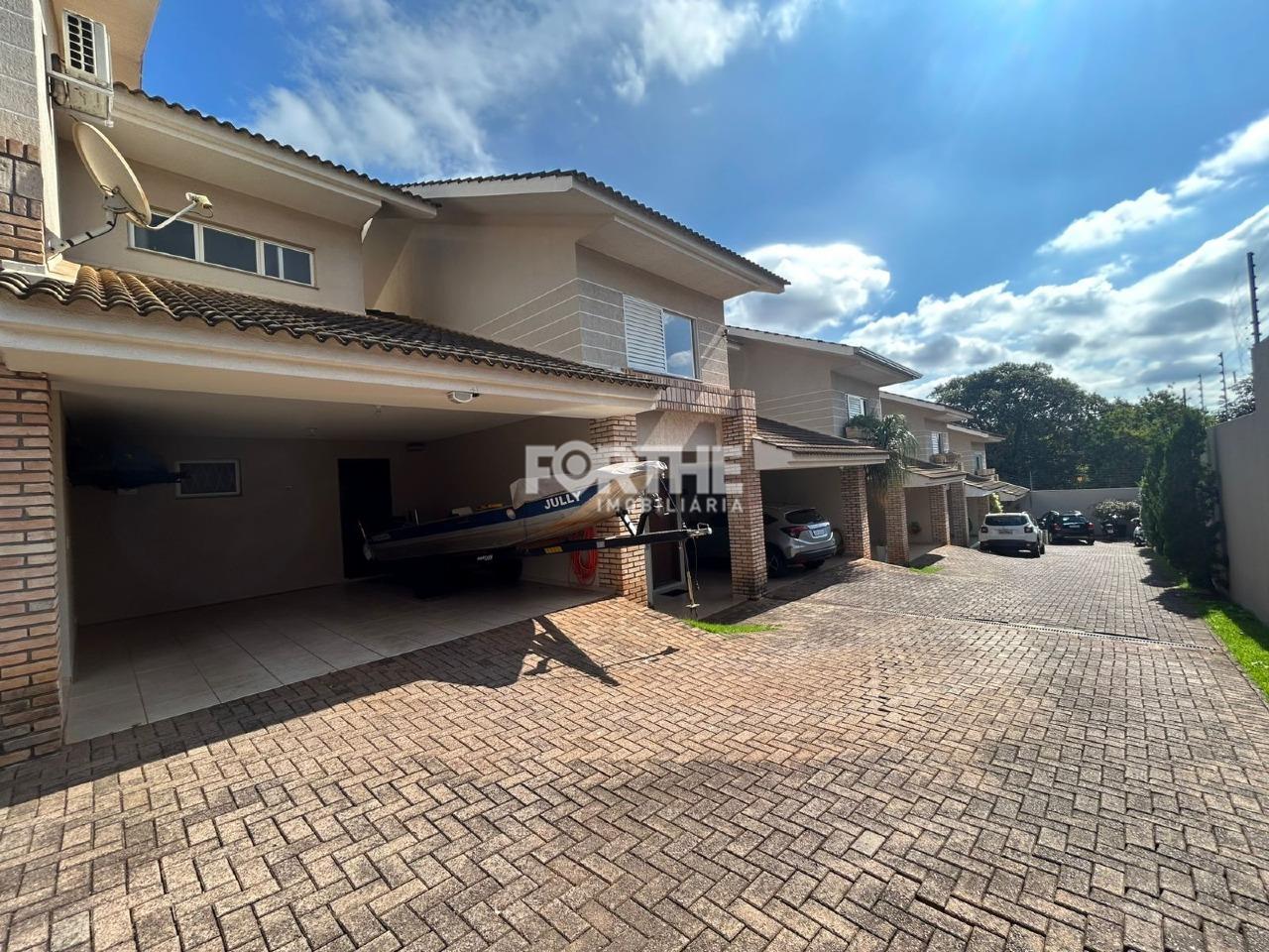 Sobrado em condomínio à venda no Country: