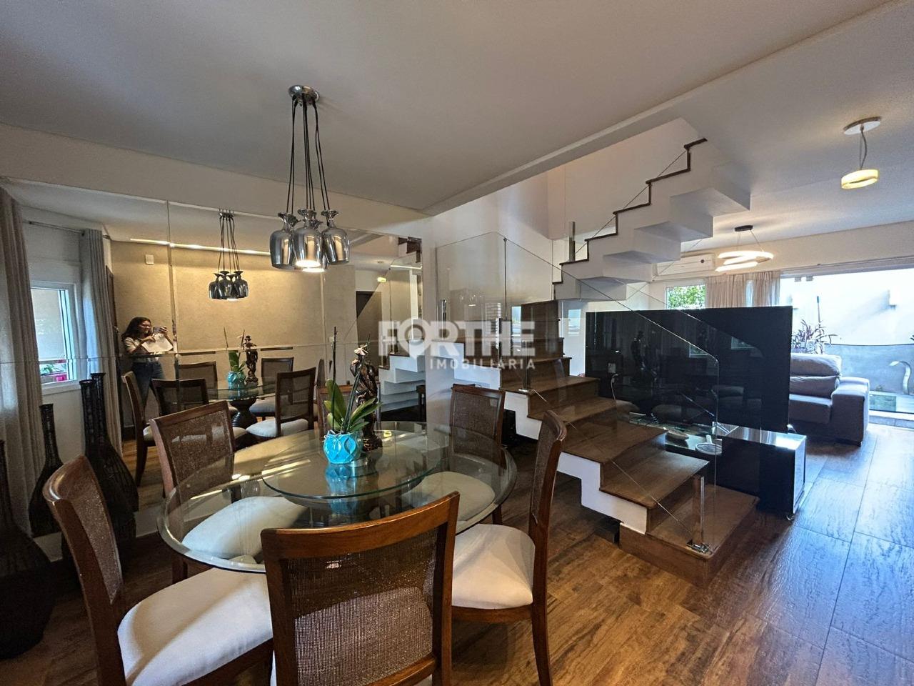 Sobrado em condomínio à venda no Country: