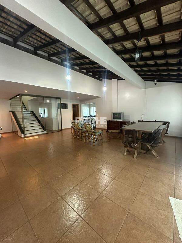 Sobrado 4 Dormitórios Canadá 374m²