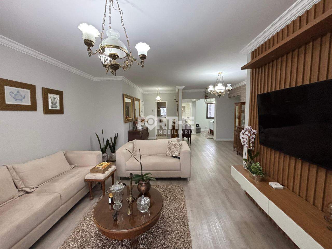 Apartamento 3 Dormitórios Centro 156m²