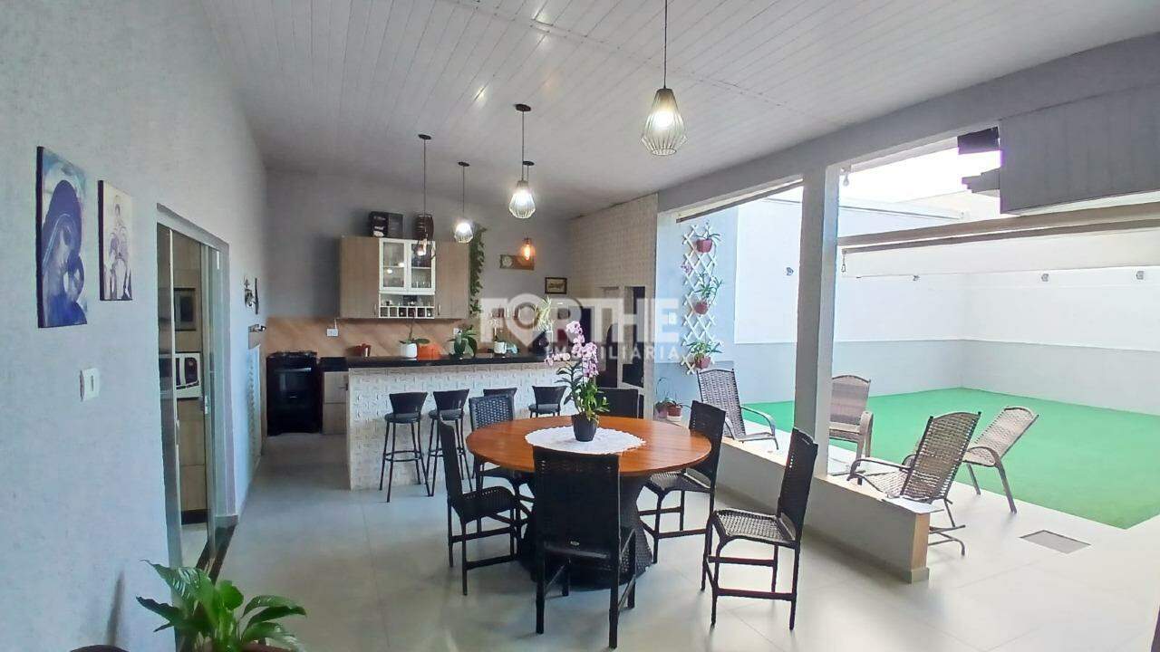 Sobrado à venda no Recanto Tropical: 