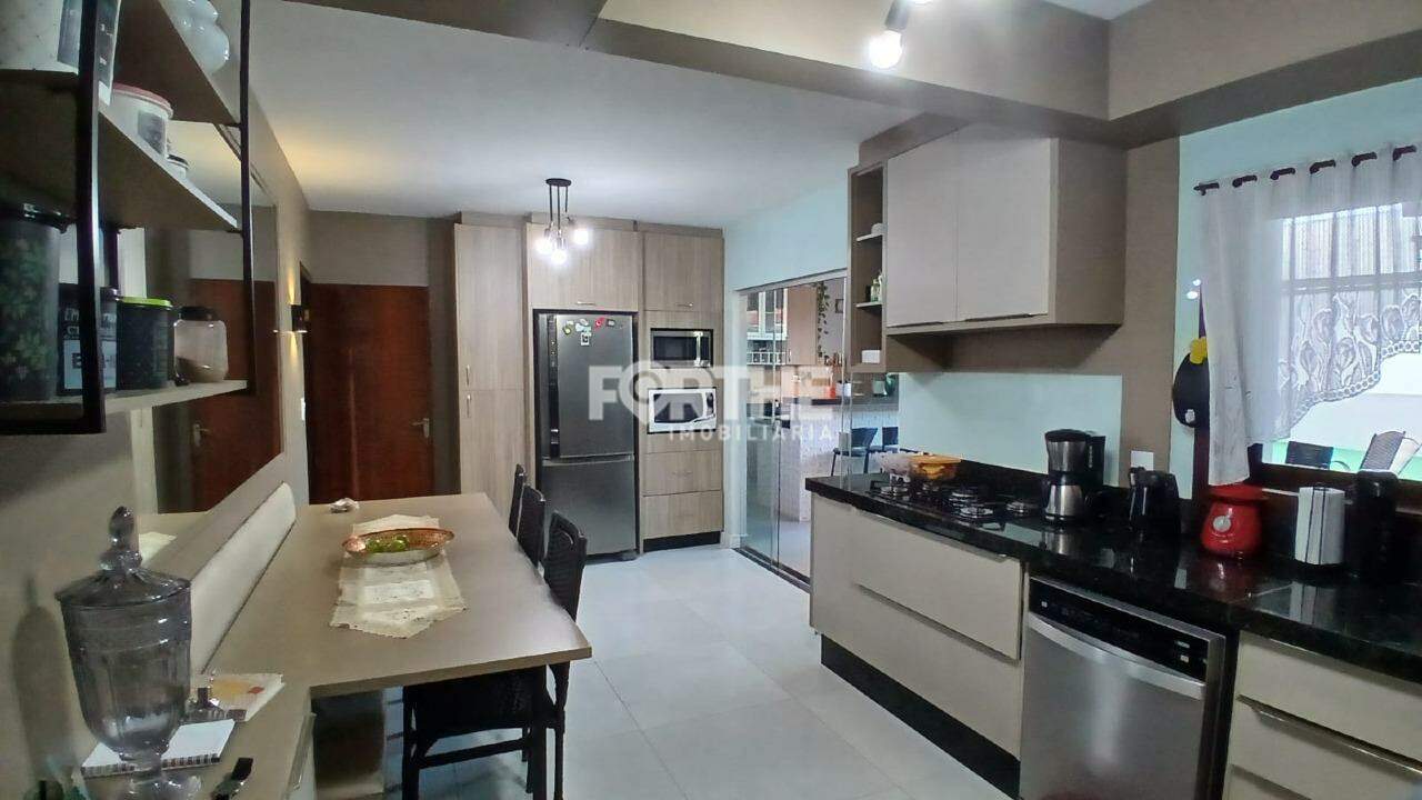 Sobrado à venda no Recanto Tropical: 