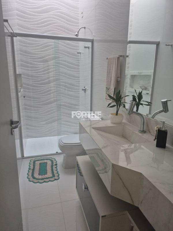 Sobrado à venda no Recanto Tropical III: 