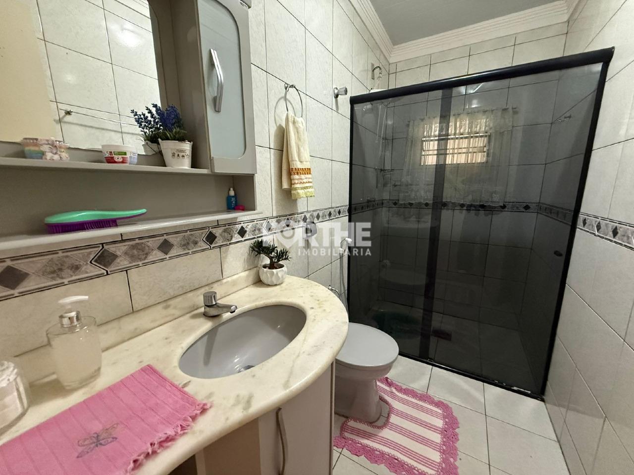 Casa à venda no Neva: Banheiro suíte