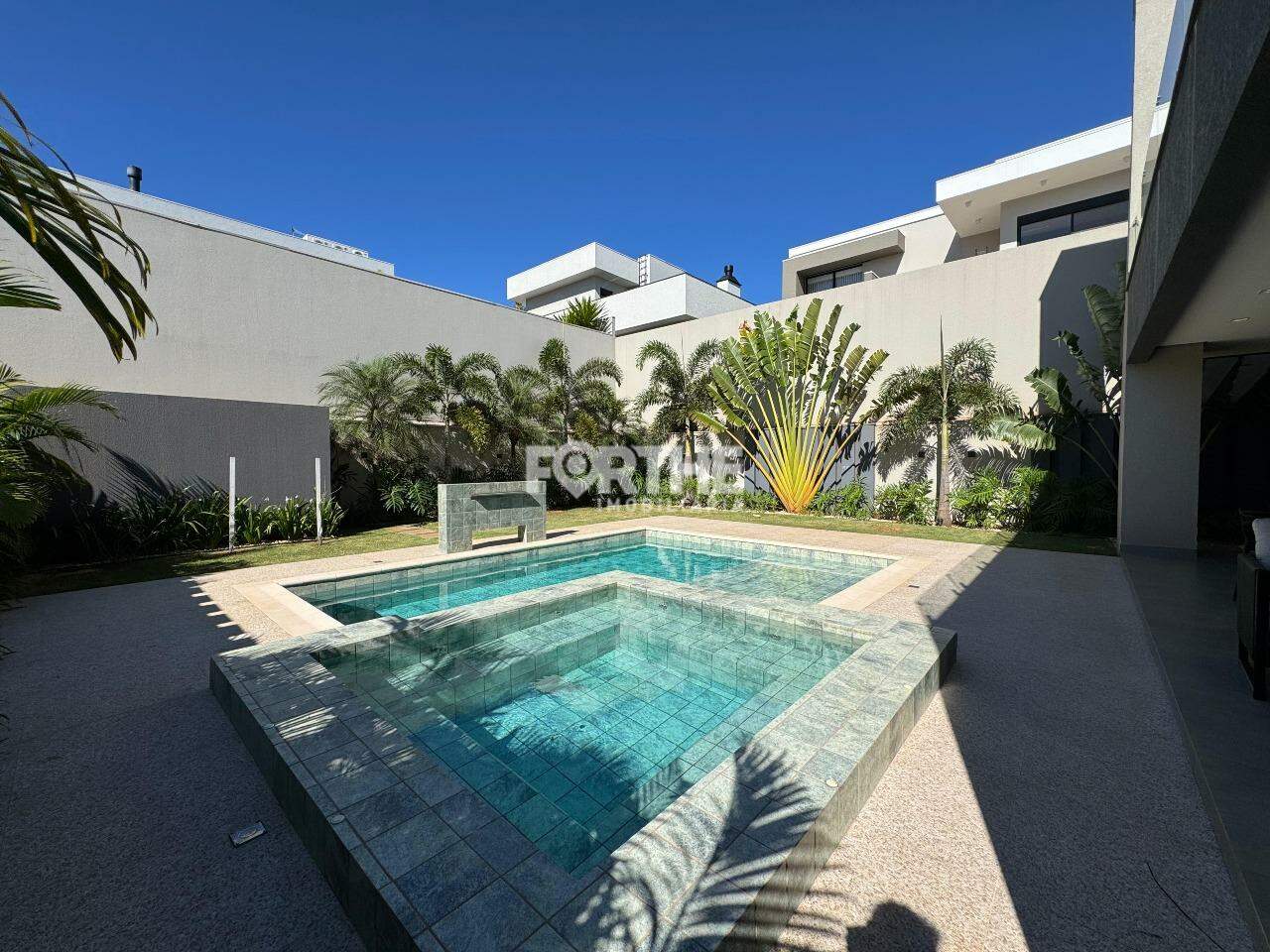 Sobrado em condomínio à venda no FAG: 