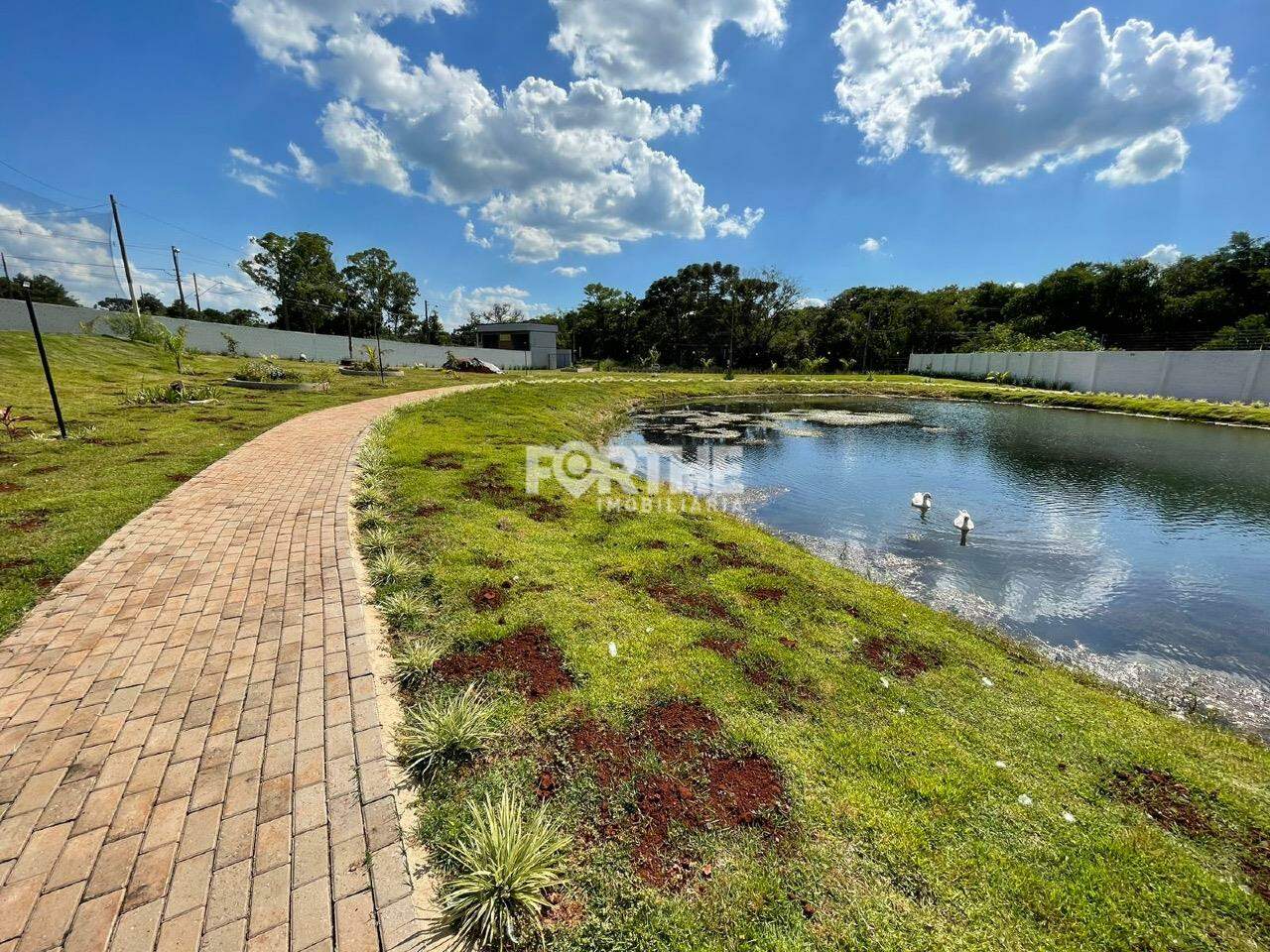 Terreno em condomínio à venda no Universitário: 