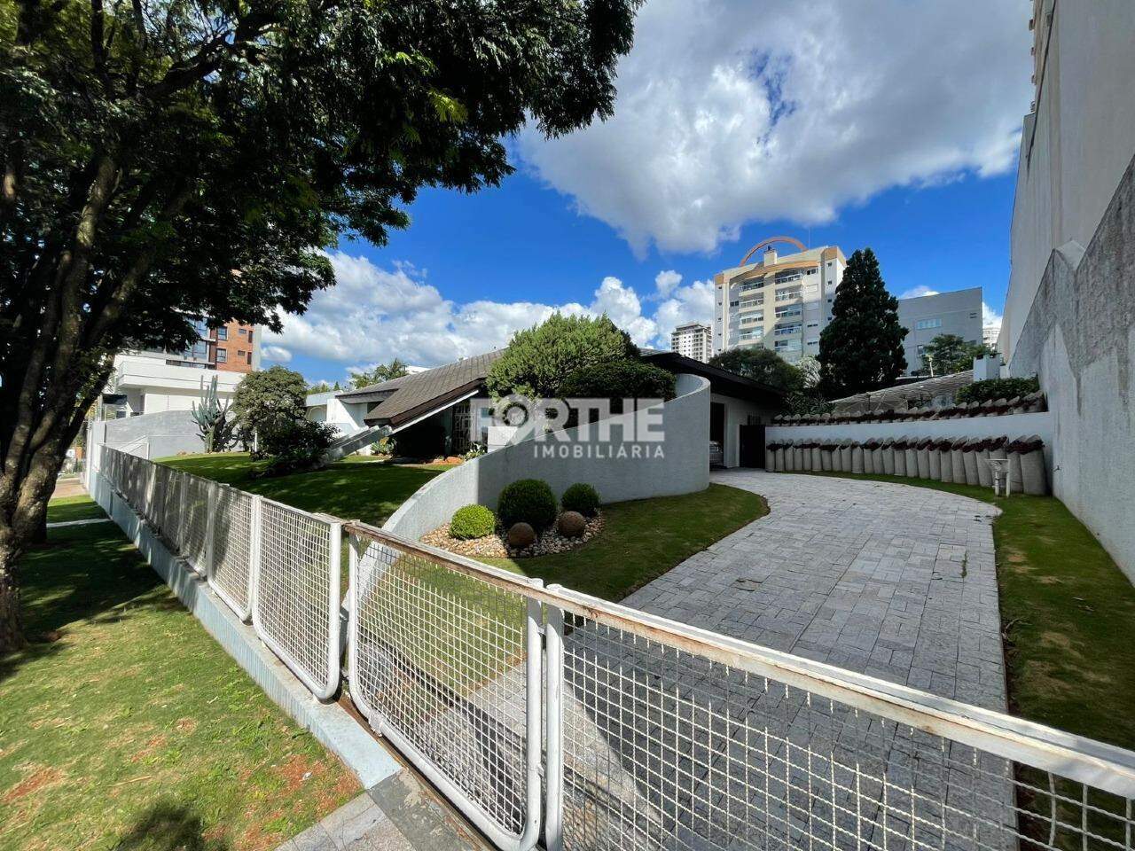 Casa 4 Dormitórios Centro 360m²