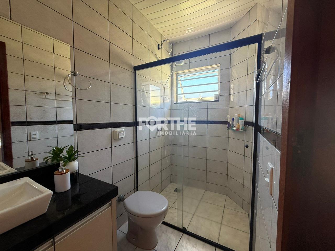 Casa à venda no Alto Alegre: banheiro suíte