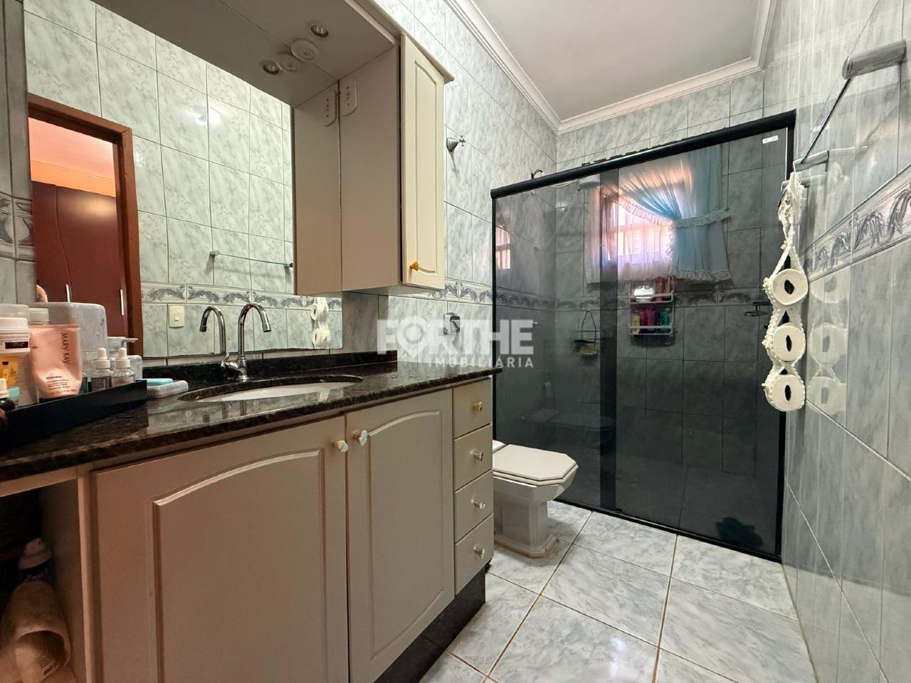 Casa à venda no Universitário: Banheiro da Suíte