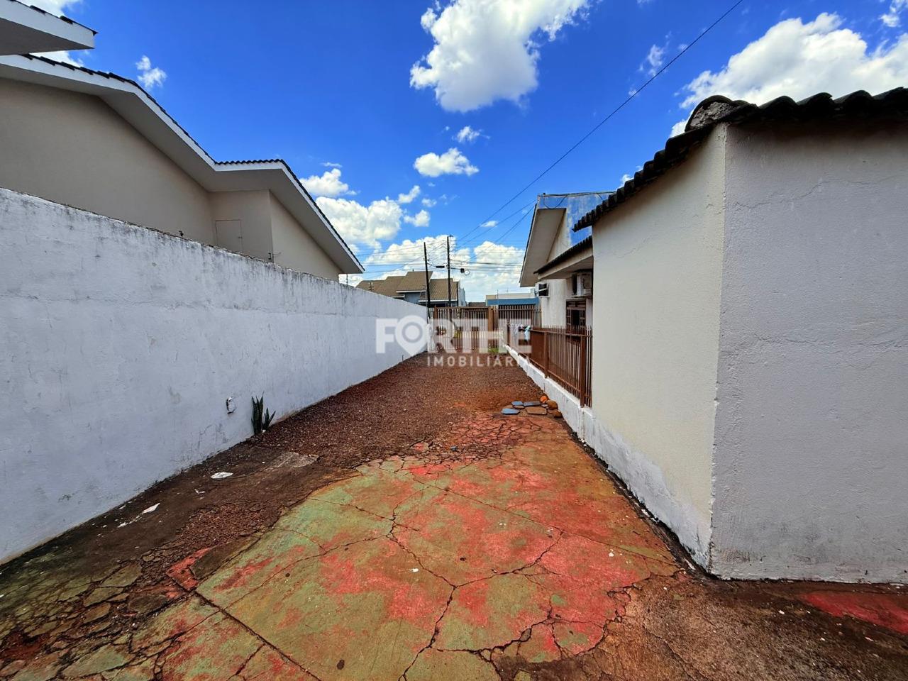 Casa à venda no Universitário: Acesso lateral para as kitnets