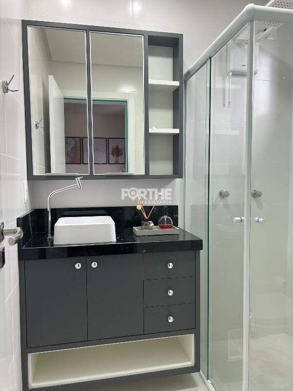 Apartamento à venda no Meia Praia: 