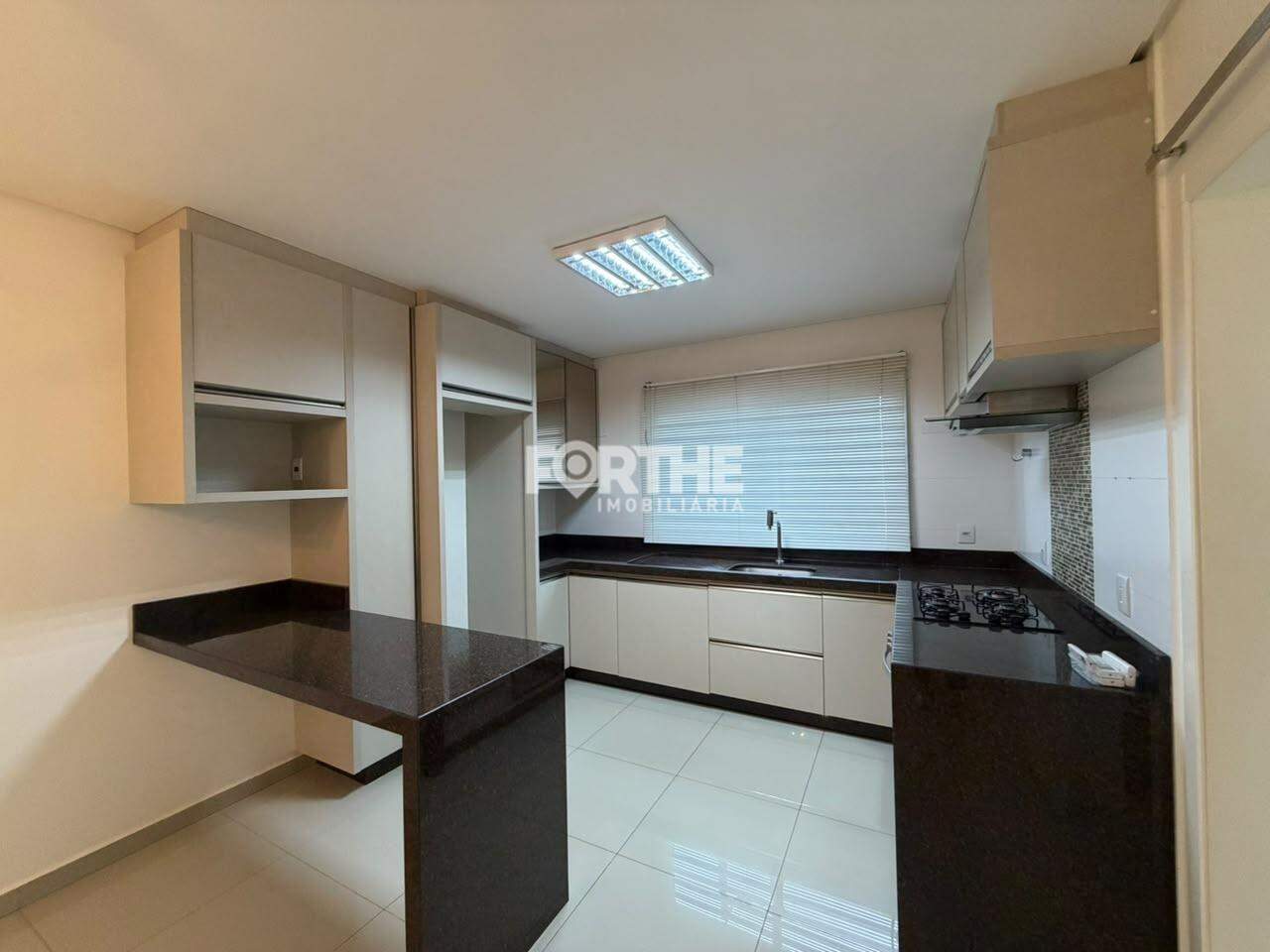 Sobrado para aluguel no Coqueiral: 