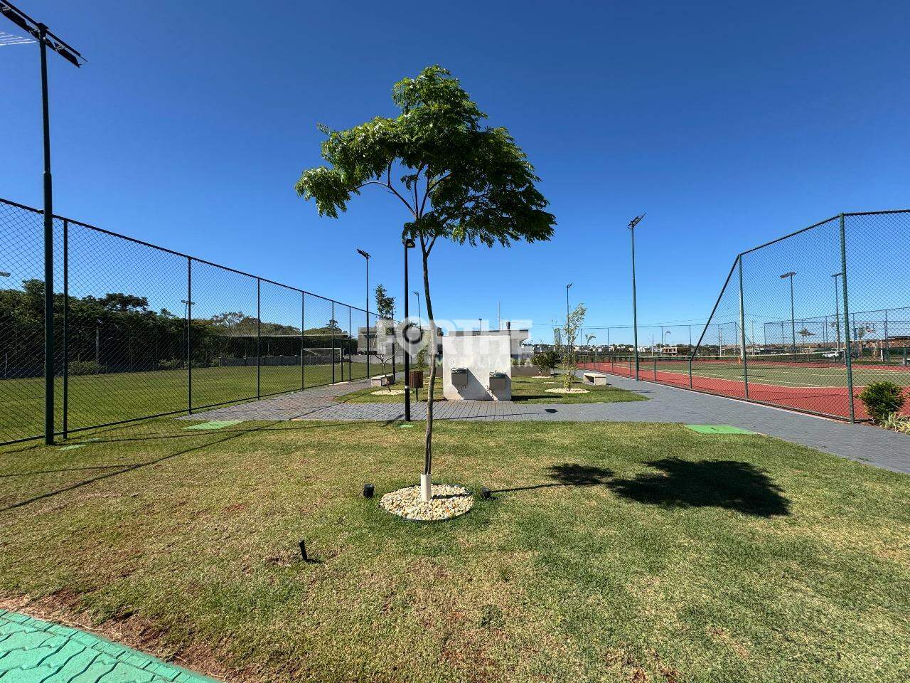 Terreno em condomínio à venda no FAG: