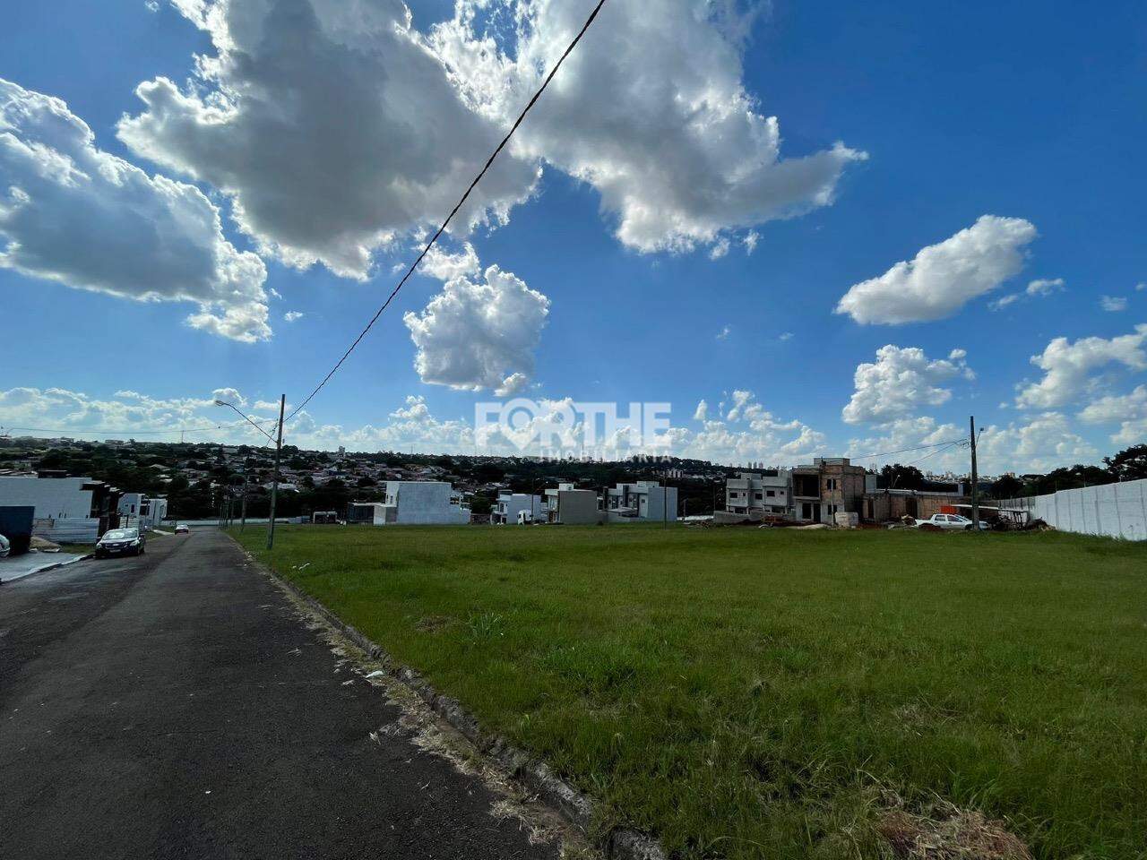 Terreno em condomínio à venda no Universitário: 