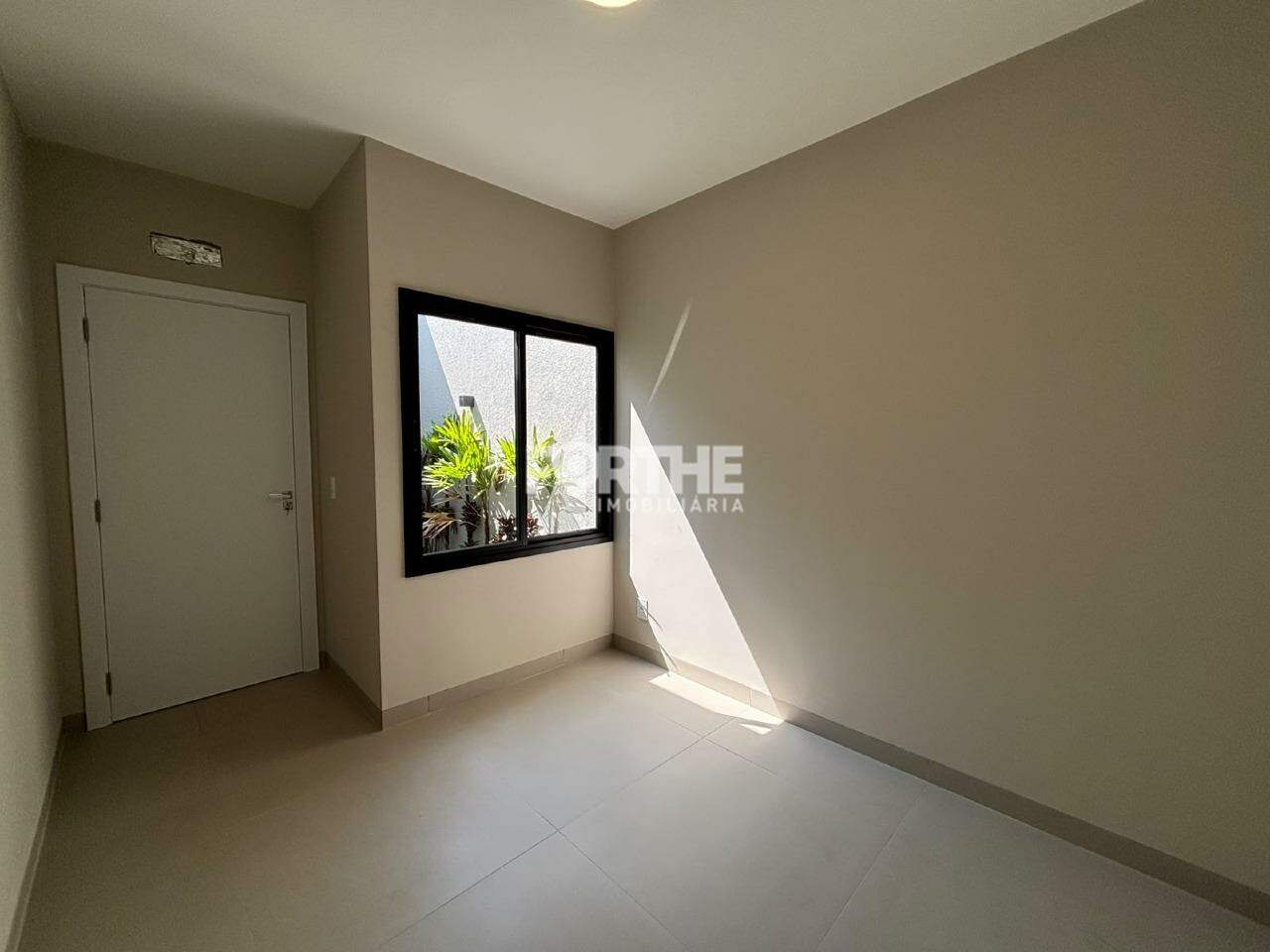 Casa à venda no Siena: quarto 2 com janela para o Jardim de inverno