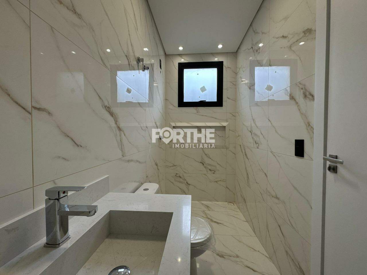 Casa à venda no Tropical III: 