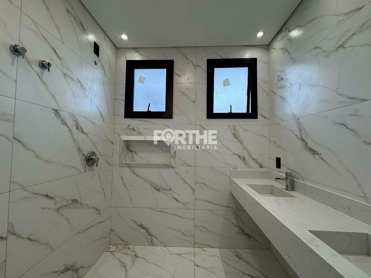 Casa à venda no Tropical III: 