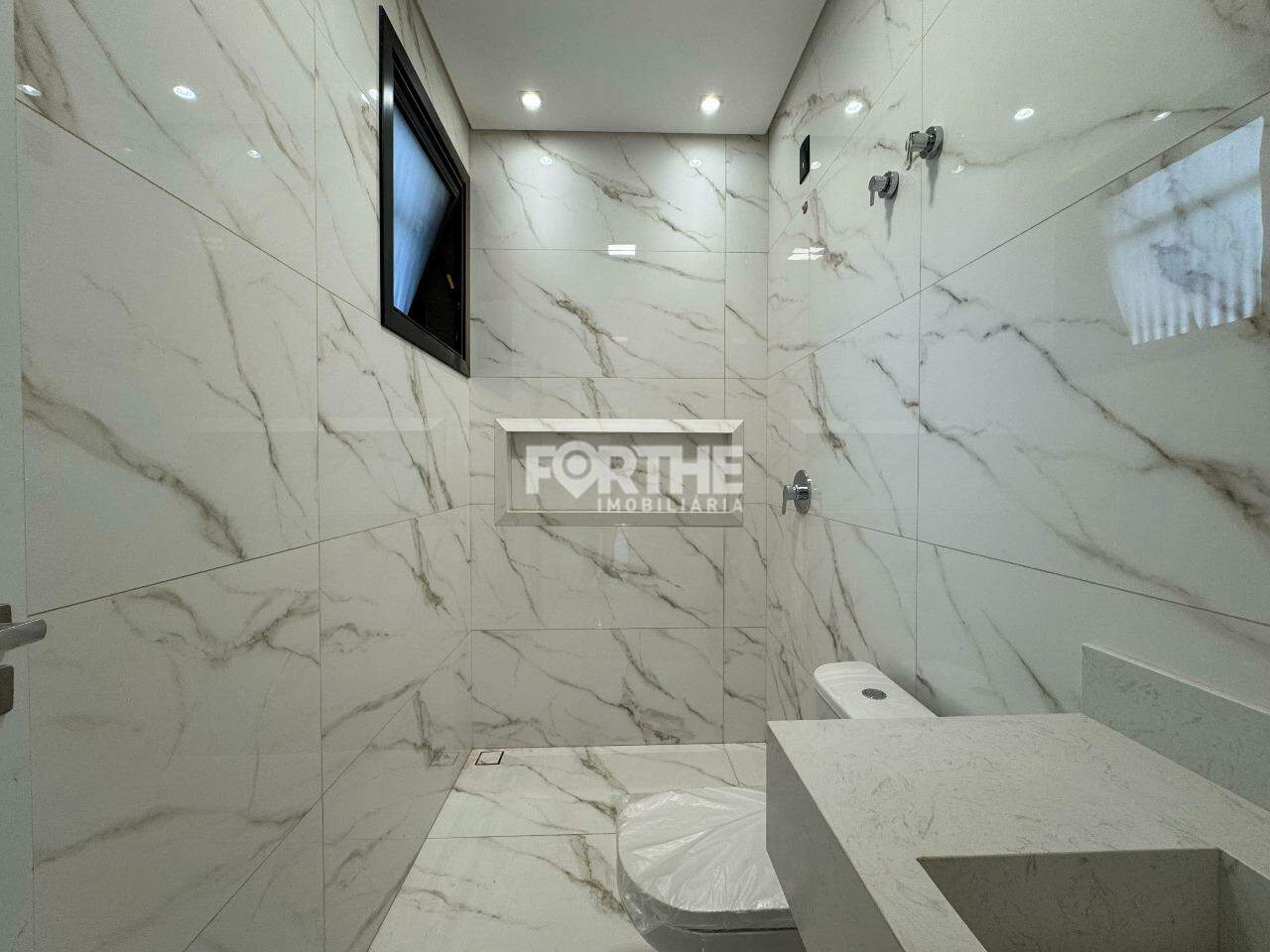 Casa à venda no Tropical III: 