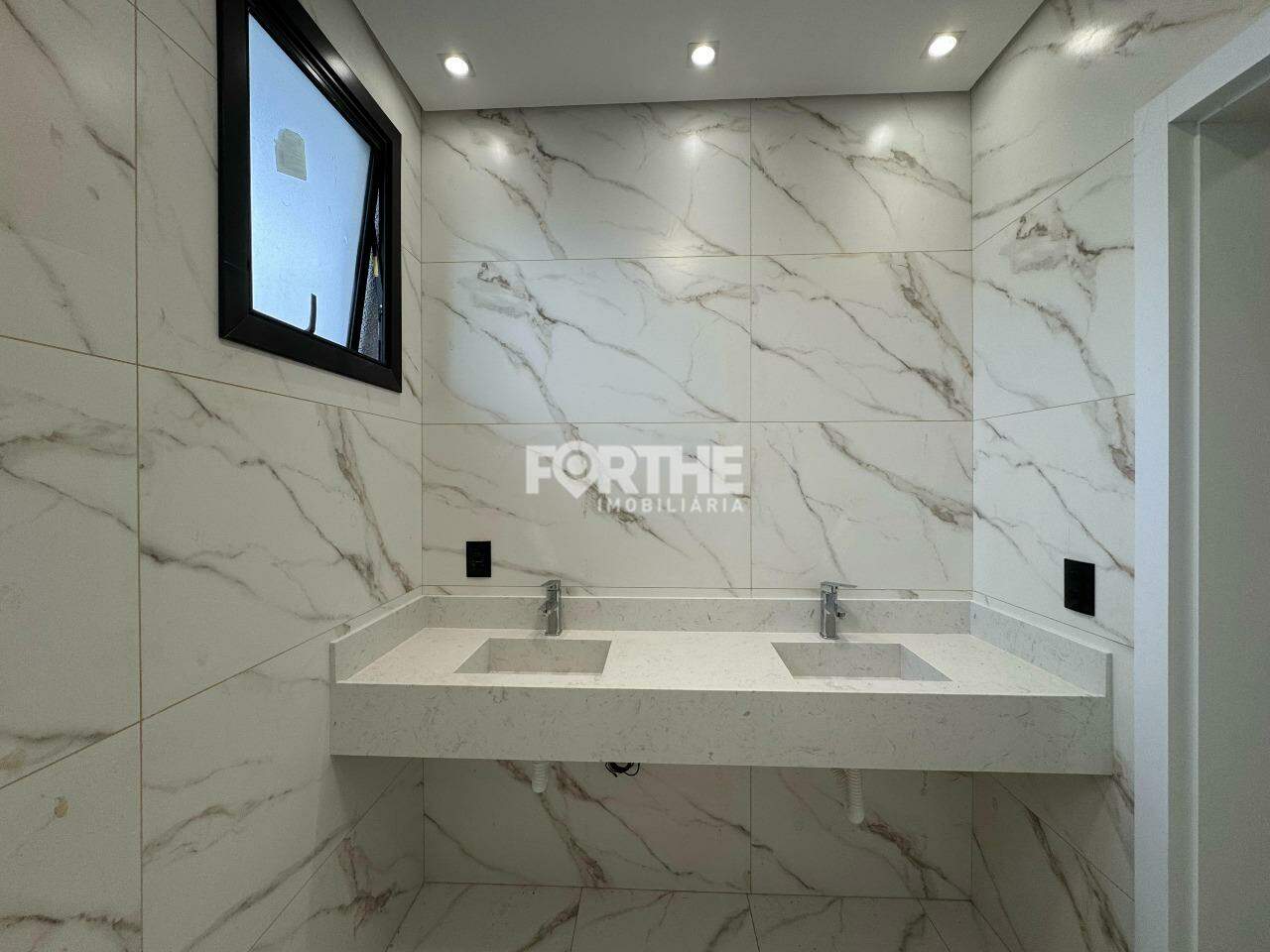 Casa à venda no Tropical III: 