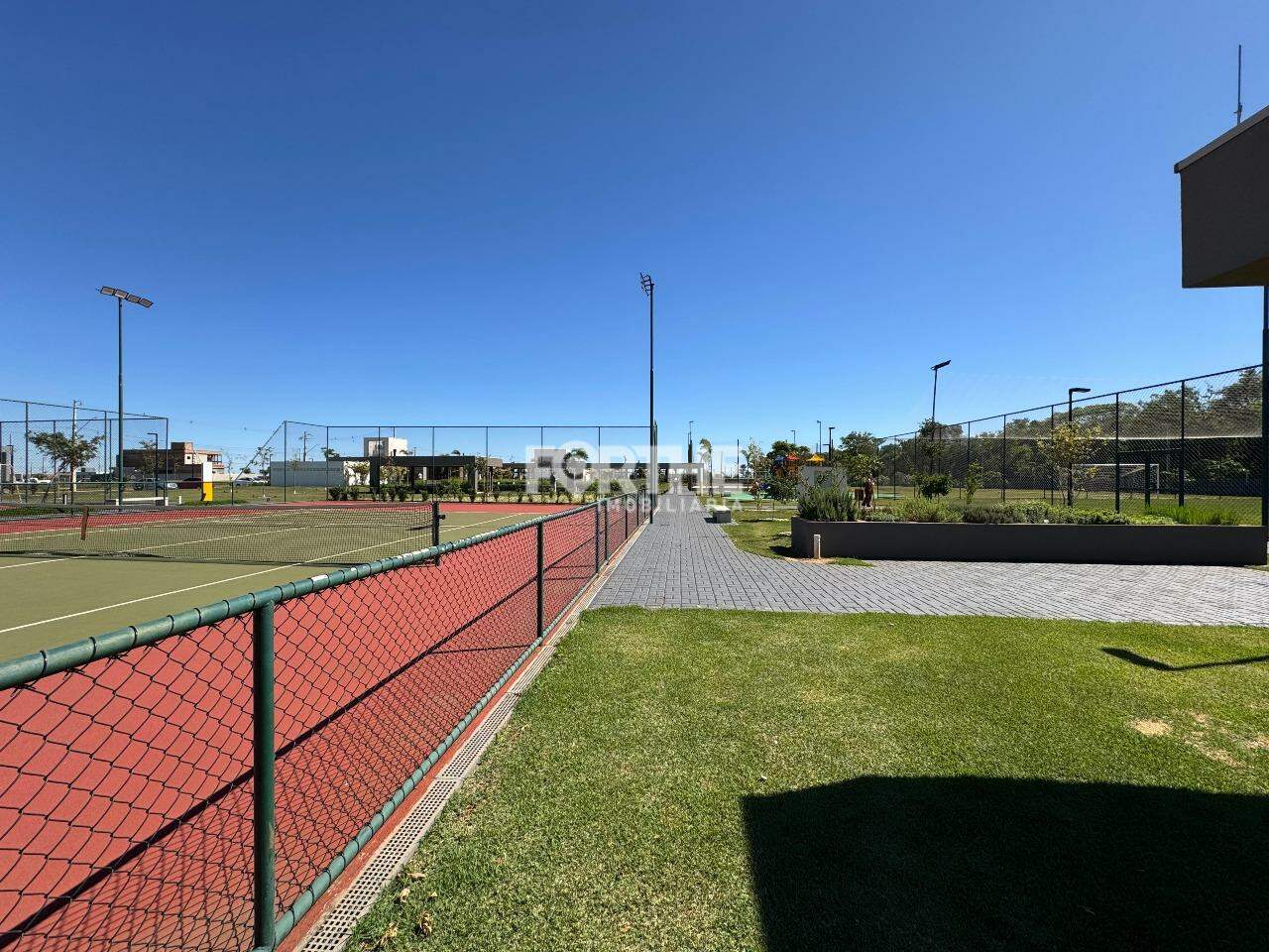 Terreno em condomínio à venda no FAG: 