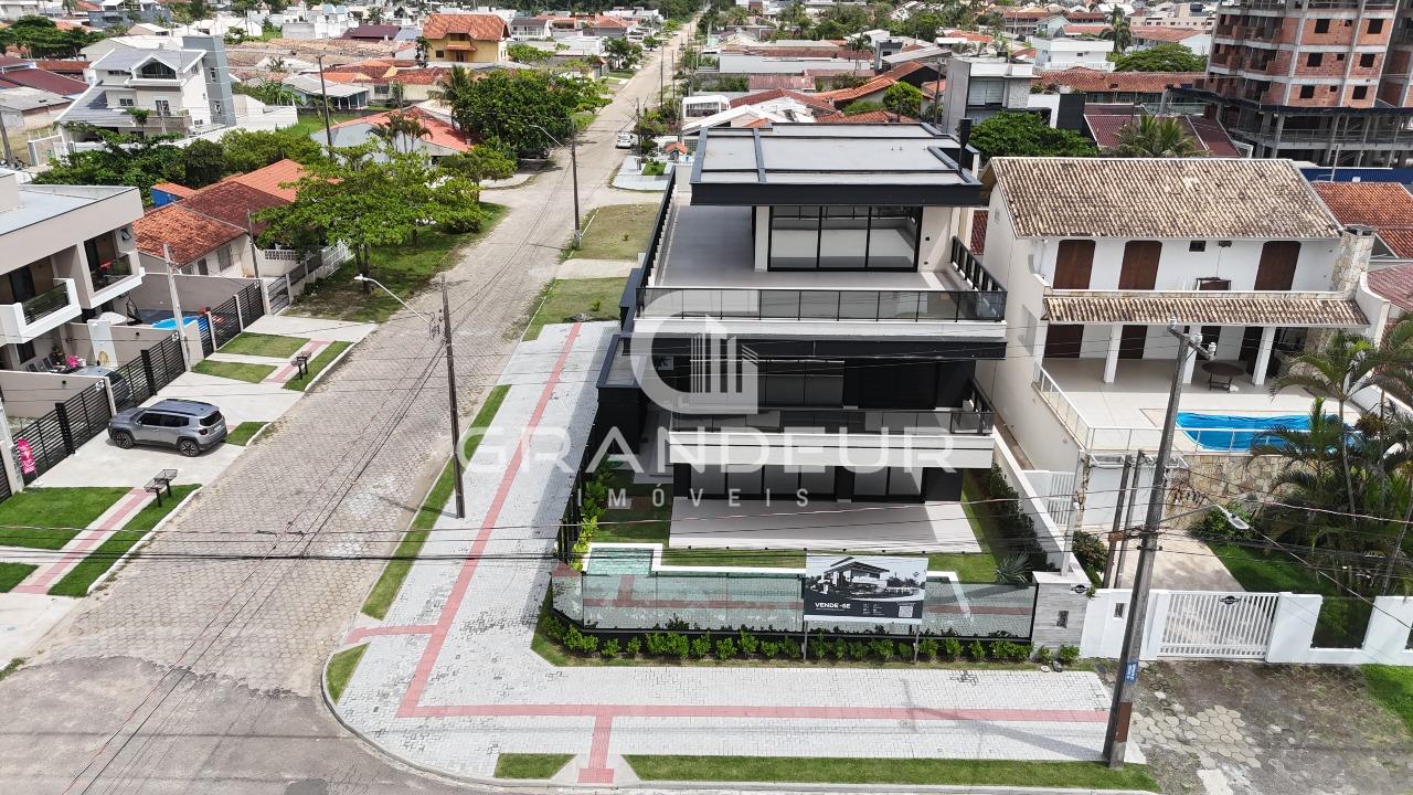 Sobrado à venda no Balneário Eliana: 