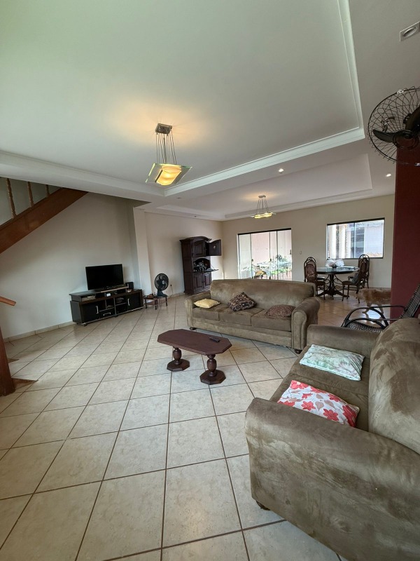 Casa à venda no Parque Alvorada: 