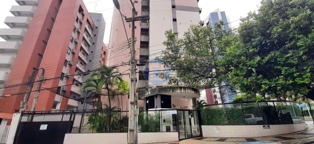 Excelente apartamento no Meireles, localizado apenas à 03 quadras do aterro da praia de Iracema, próximo ao Ideal clube, Churrascaria Gheller, Academia smart fit Iracema, Panificadora pão de mel, Farmácias pague menos e drogasil. Medindo 60m², composto de varanda, sala(estar/jantar), 02 quartos, sendo 01 suíte, closet, WC social, Box Blindex, cozinha americana, área de serviço integrada e piso em cerâmica. Armários no quarto, suíte, WC's e cozinha. Prédio com portaria, 02 elevadores, salão de festas, 01 vaga coberta na garagem, câmeras de vigilância, cerca elétrica e sensores.

