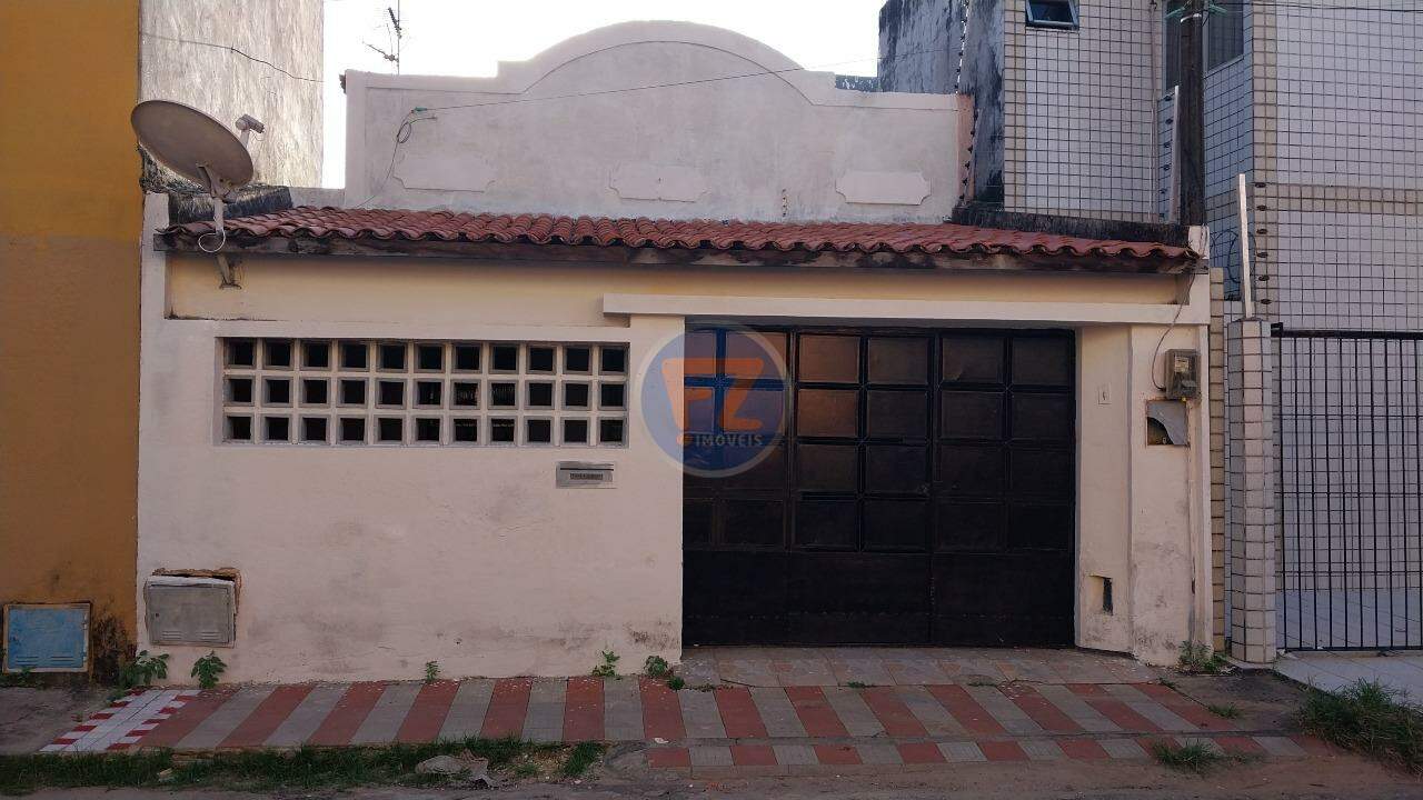 Casa residencial medndo área lote de 198m² e 152,72m² de área construída, com 4 quartos sendo 2 suítes, com 01 reversível, sala de jantar, sala de estar, cozinha com despensa, área de serviço e quintal com lavanderia e despensa. Piso em cerâmica/lajota. Localizada à rua João Salgado, próximo as Avenida José Jatahy e Francisco Sá, poucos metros do Cometa Supermercados, Academia Smart Fit Francisco Sá, Drogasil e Centro Fashion Fortaleza. em uma região de fácil acesso aos bairros, Centro, Aldeota e Meireles, perto de comércios, serviços e grandes vias da capital. 01 garagem coberta p/ 01 vaga.