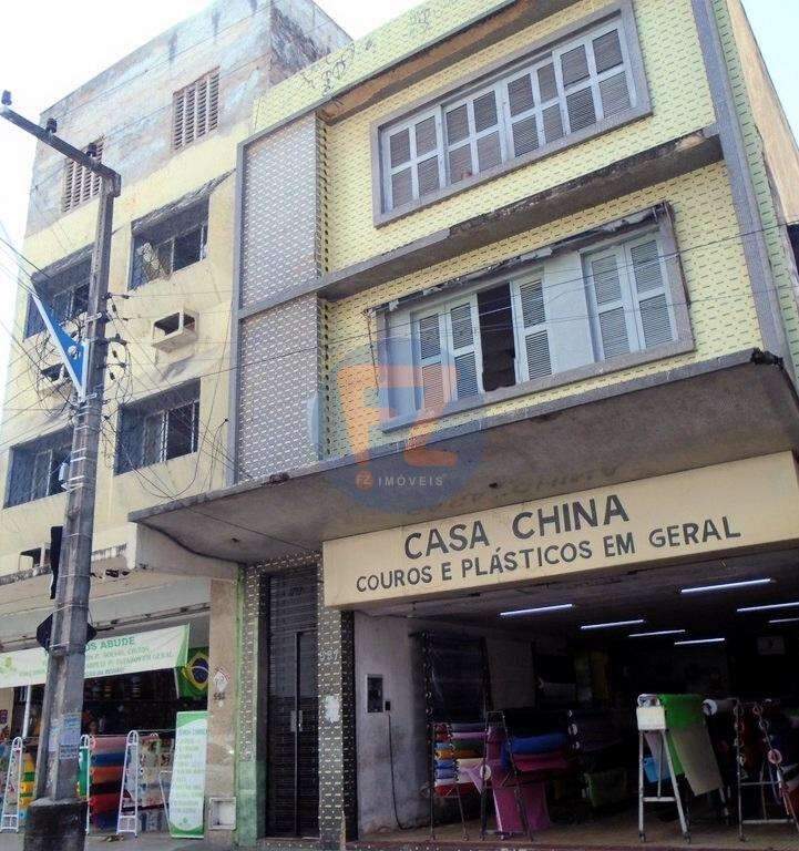 Excelente opção para quem busca lugar prático e compacto para morar. Kitnet no bairro centro, localizado na rua Senador Pompeu, próximo ao Shopping central, lojas americanas, mercado central, 10ª região militar, santa casa de misericórdia, catedral metropolitana de fortaleza, Museu da industria, praça dos mártires, praça da estação e Bancos do Brasil e Bradesco. Imóvel medindo 20 m², com quarto, sala e cozinha em ambientes compartilhados, 01 banheiro. piso em cerâmica. Pavimento com 10 Kitnetes.

 Próximo:
- Bancos
- Cursos
- Farmácias
- Igrejas
- Faculdades
- Colégios
- Restaurantes
- Hospitais
- Cartórios
- Praças