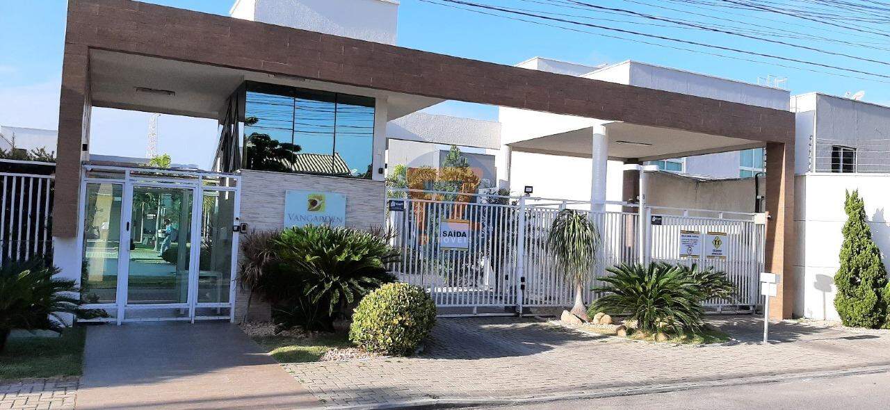 Excelente oportunidade para famílias que estão em busca de casa em condomínio fechado no Eusébio, região metropolitana de Fortaleza, ideal para quem preza por conforto e segurança. Fica a poucos metros da Av. Eusébio de Queiroz, próximo a estabelecimentos como bancos, escolas, farmácias, supermercados e restaurantes. Imóvel duplex, medindo 179,98m², 3 suítes, sala de estar/jantar, lavabo, cozinha americana com armários, área de serviços, quintal com parte coberta, WC de serviços, banheiros com armários e box blindex, piso em porcelanato e 2 vagas na garagem. Condomínio com portaria virtual, monitoramento, cerca elétrica e sensores, salão de festa, academia, playground, mini campo, salão de jogos, piscina adulto/infantil) e deck molhado. 