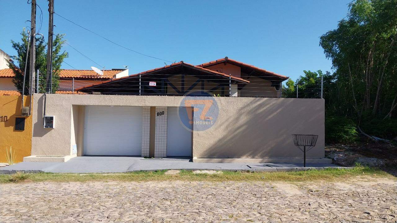 Casa para fins residenciais em ótimo estado de conservação, no bairro Engenheiro Luciano Cavalcante. Localizada à rua Cleiton Helaíde Pimenta. Próximo à Praça dos Maias, Comunidade Esperança de Fortaleza, Colégio Andelina Costa e Supermercado Super Portugal. Imóvel com 330m² de área lote e 182m² de área construída, piso em cerâmica, divididos em varanda, sala de estar e jantar, 03 quartos sendo 02 suítes, gabinete, jardim de inverno, WC social, cozinha americana, área de serviço, WC serviço, dependência, 02 despensas, 01 depósito, quintal com lavanderia externa e 02 vagas de garagem coberta. 
  
 Próximo
- Faculdades
- Colégios
- Fórum
- Posto de saúde
- Upa
- Supermercados
- Padarias
- Bancos24Horas
- Igrejas
- Transporte Público
- Farmácias
- Shoppings
