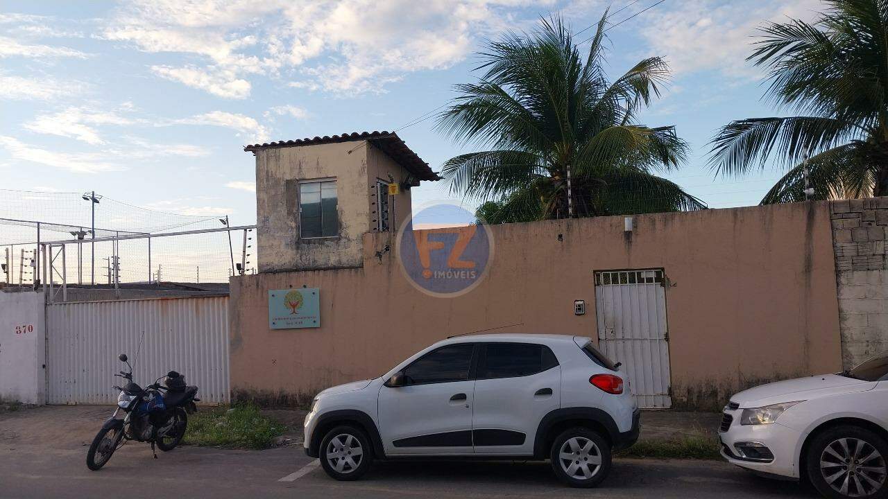 Apartamento em bom estado de conservação no bairro Parque Dois Irmãos, localizado na rua Q, a poucos metros da Av. Bernardo Manuel, bem próximo a Textil Bezerra de Menezes e por trás do Society Arena Cearense. Imóvel medindo 60m², varanda, sala de estar/jantar, 3 quartos, sendo 1 suíte, sala de estar/jantar, cozinha americana, área de serviço e WC de serviços e 01 vaga coberta na garagem e 01 vaga rotativa para visitantes. Condomínio dispõe de deck com churrasqueira, playground, mini campo e sistema de segurança com câmeras de monitoramento e cerca elétrica. 