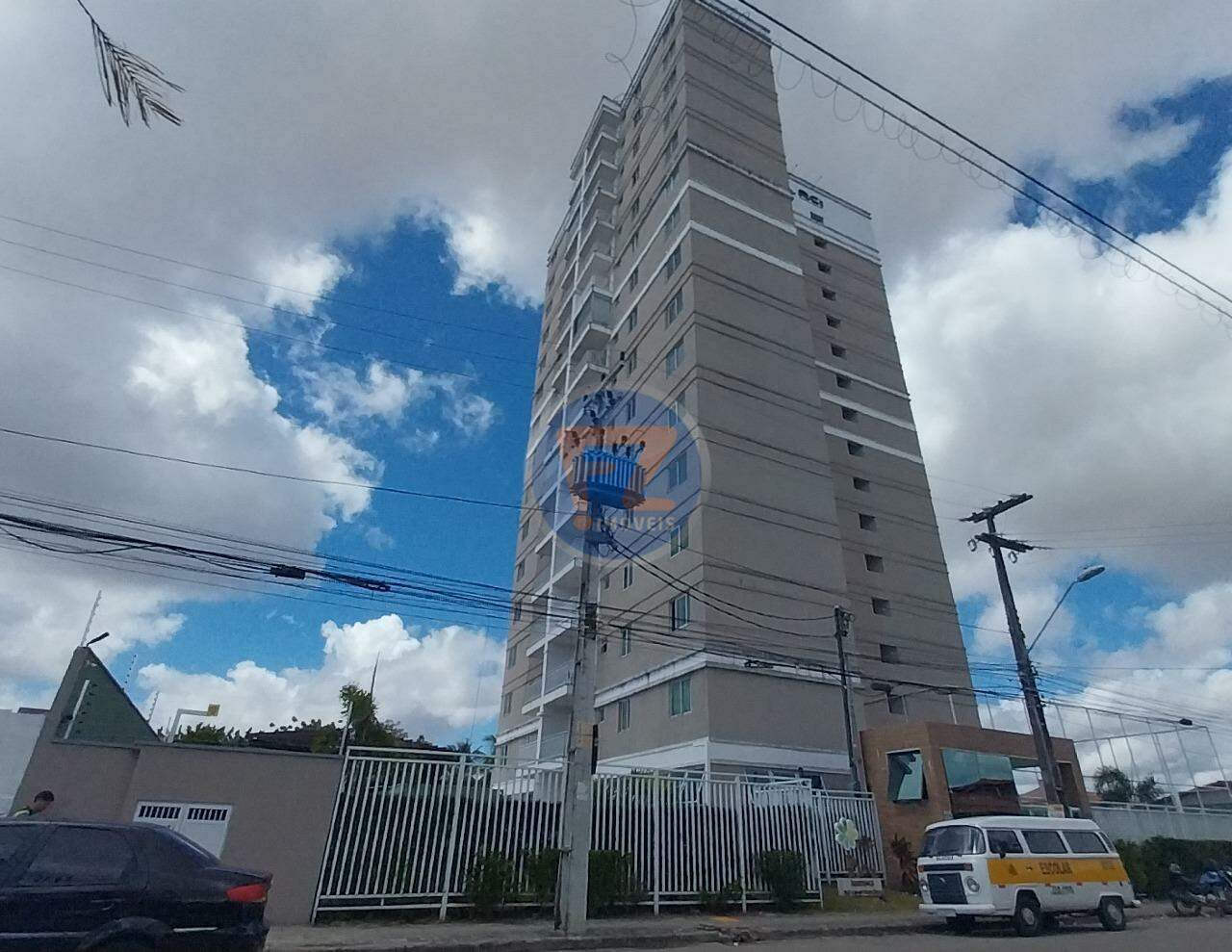 Apartamento em ótimo estado de conservação, totalmente nascente. Localização privilegiada no bairro Itaperi. Situado à rua equador. Próximo a Universidade Estadual do Ceará, Cometa Supermercados e a poucos minutos do Shopping Parangaba e Faculdade Maurício de Nassau. Com 85,28m² de área privativa, divididos em varanda, sala estar/jantar, WC social reversível, 03 suítes sendo 01 reversível, cozinha americana, área de serviços e wc de serviços. Armários na suíte master, wc´s e cozinha. Piso em porcelanato. Prédio de 15 andares, sendo 4 unidades por andar, 02 elevadores, portaria presencial 24hs, câmeras de monitoramento e cerca elétrica. Área de lazer conta com: Piscina adulto e infantil, deck seco e molhado, espaço gourmet, salão de jogos, Salão de festas, Playground, Lounge, Espaço zen, Academia e Jardim planejado. 02 vagas em fila no pavimento térreo.