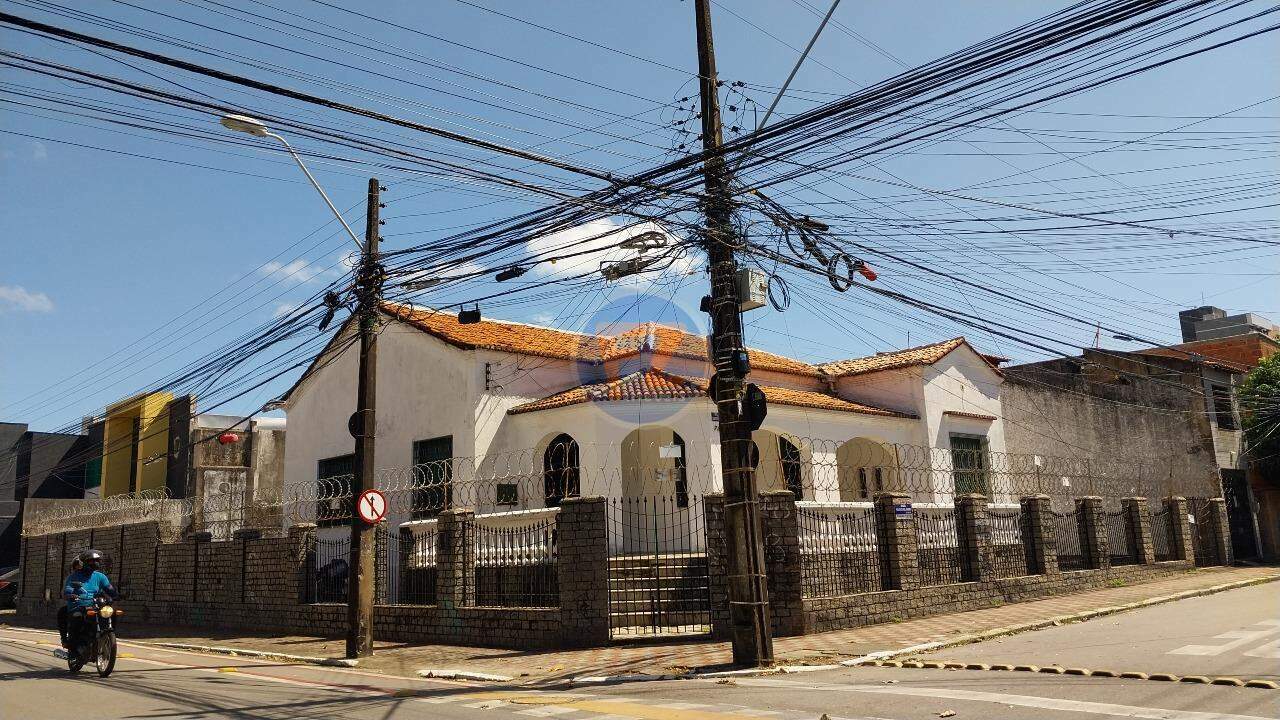 Casa comercial no Centro de Fortaleza. Imóvel cravado em um terreno de 747m², com área para estacionamento privativo para clientes com aproximadamente para 20 vagas, composta de 246m² de área construída, com varanda, 05 salas, 3 banheiros, copa, despensa, área de serviços e piso em mármore. Localizada na rua Rodrigues Júnior esquina com Pinto Madeira, próxima à Igreja do Cristo Rei, Colégio militar, hotel Meridional, Pão de Açúcar Santos Dumont e hospitais São Camilo, Unimed e Gênesis. Ponto estratégico entre as avenidas Santos Dumont, Dom Manuel e Heráclito Graça com excelente logística. 