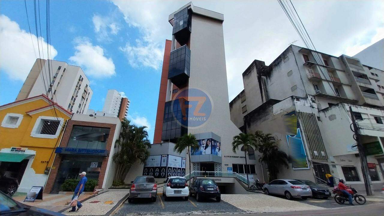 Excelente oportunidade para quem está em busca de sala pronta para locação! Imóvel medindo 32m², dividido em espaço sala projetado com 02 ambientes individualizados e armários, 01 banheiro privativo. Prédio com recepção, controle facial de demandas, 02 elevadores, 11 andares sendo 10 salas por andar. Em um dos corredores comerciais mais movimentados da cidade e em uma região bastante valorizada. Fica no edifício Santos Dumont center, situado na Santos Dumont, em frente do McDonalds. 
  
Próximo:
- Cartórios;
- Bancos;
- Postos de combustíveis;
- Igreja;
- Transporte Público;
- Farmácias;
- Shoppings;
- Caixa Eletrônico.