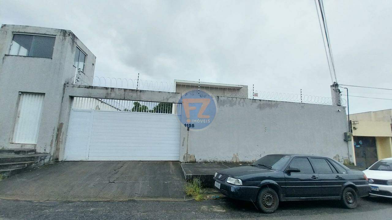 Excelente prédio comercial, situado na Rua Sobral, Tabapuazinho, Caucaia-Ce , a 400 metros da Av Mister Hull com BR 020, próximo ao Assaí atacadista, Bancos, Clinicas, Laboratórios, Faculdades, Padarias, Academias, igrejas, etc, com uma área construída de 495m², terreno 15m X 36m. Área total de 540m², divididos em térreo com vagas para 15 carros, refeitório com banheiro, parte superior fundos com 01 amplo depósito, escritório contendo 02 pavimentos, térreo 01 recepção projetada com 02 banheiros, 01 copa e 07 salas, sendo 03 com ares condicionados. Parte superior contendo 07 salas, com 01 executiva, sendo todas climatizadas e 01 banheiro. Piso em porcelanato. Detalhe da segurança / Portão automático, Cerca elétrica, Alarme e Câmeras de monitoramento.
