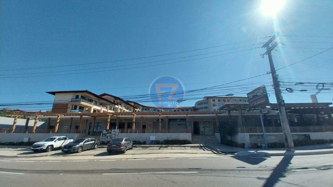 Loja em excelente localização na avenida caminho do sol, principal via de acesso ao Beach Park, situada no pátio Marino Shopping. Medindo 169,05m², com salão de loja bem amplo, 01 sala com pontos hidraúlico, espaço bem amplo externo e banheiros coletivo. Piso em cerâmica. Estacionamento frontal rotativo. Bem próximo ao Beach Park, Alphaville, Golf Villee e vizinho a Farmácia Drogasil.
