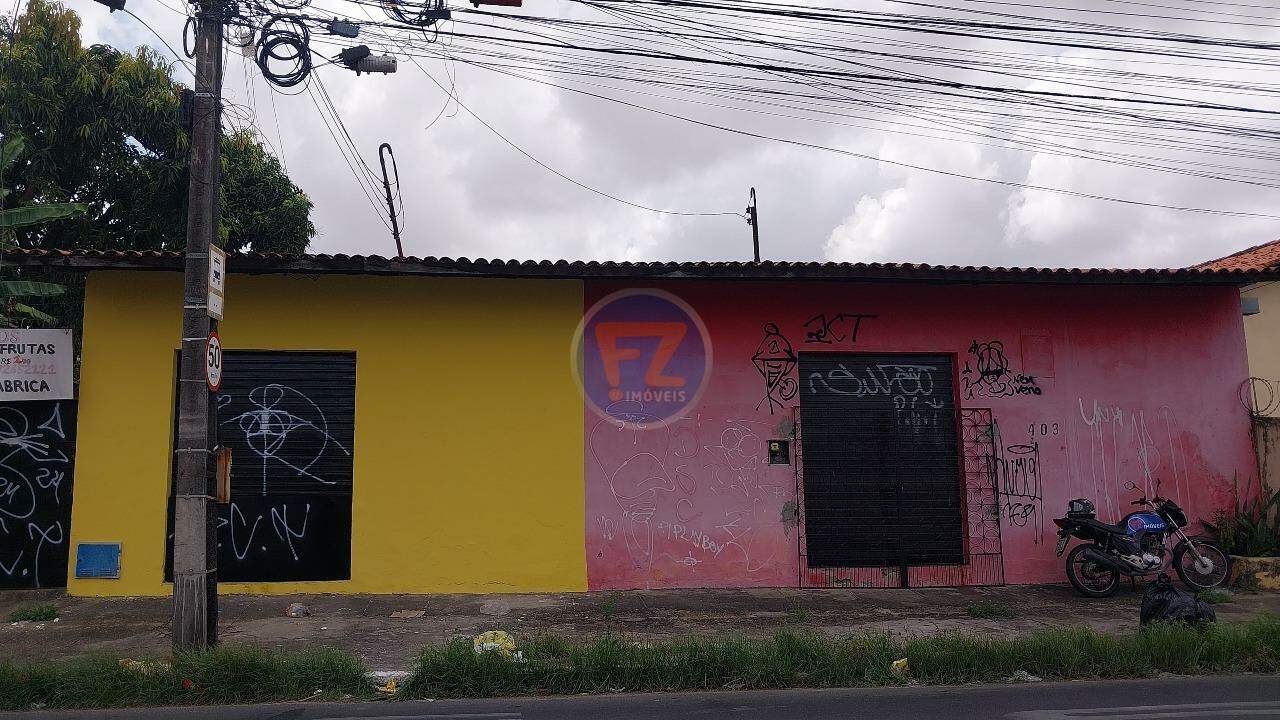 Oportunidade para quem está em busca de casa comercial para iniciar ou expandir um negócio. Imóvel medindo área lote 253,54m² e 218,86 de área construída, composto de 02 vagas internas de garagem, 01 loja, 01 depósito, 07 salas, 04 banheiros, 01 copa, 01 depósito e área de serviços. Piso em partilhas e cerâmica. Localizada na Av. Cônego de Castro, bairro Parangaba. Entre as avenidas, General Osório de Paiva e Godofredo Maciel, próximo ao Assaí atacadista Godofredo Maciel, Max Forma Academia, Unissau Campus Parangaba e Shopping Parangaba.