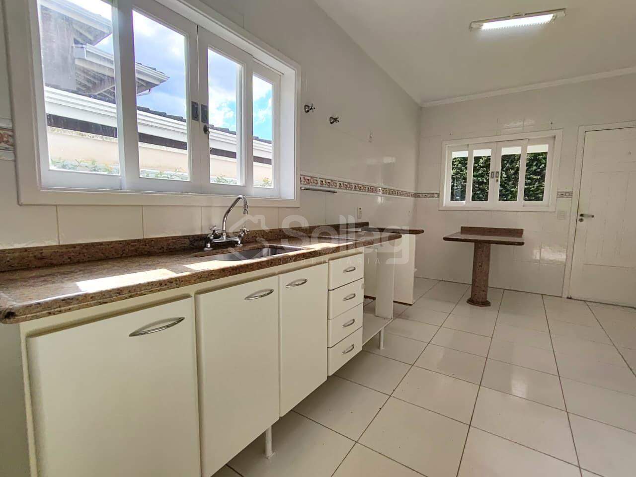 Casa em condomínio para aluguel no Pinheirinho: 