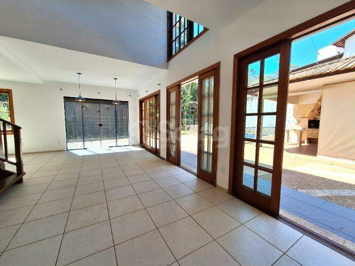 Casa em condomínio para aluguel no Bosque: Sala com portas para área lazer