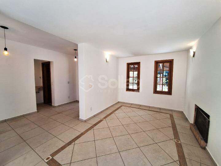 Casa em condomínio para aluguel no Bosque: Sala com Lareira