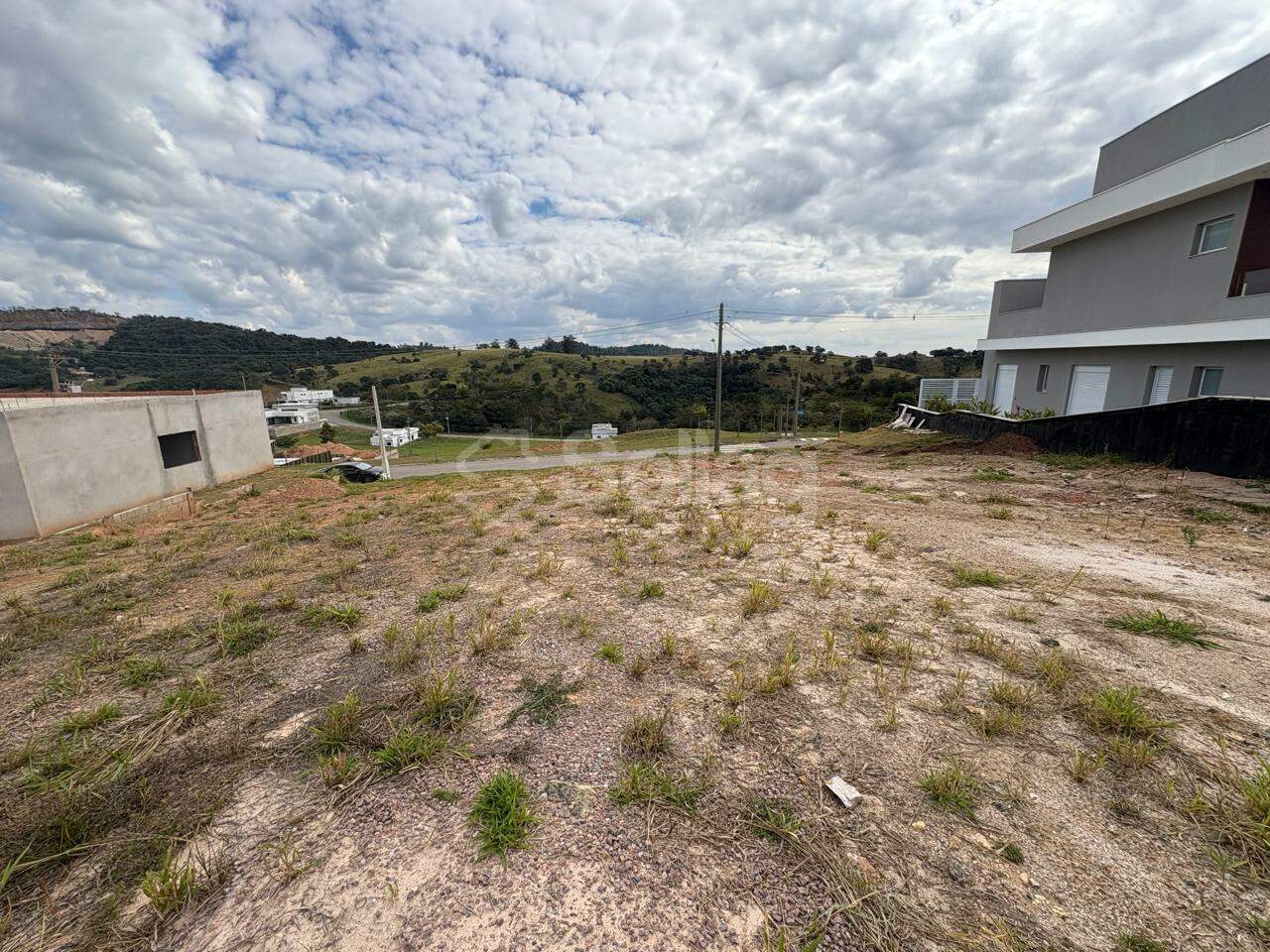 Terreno em condomínio à venda no Condomínio Reserva Santa Monica: 