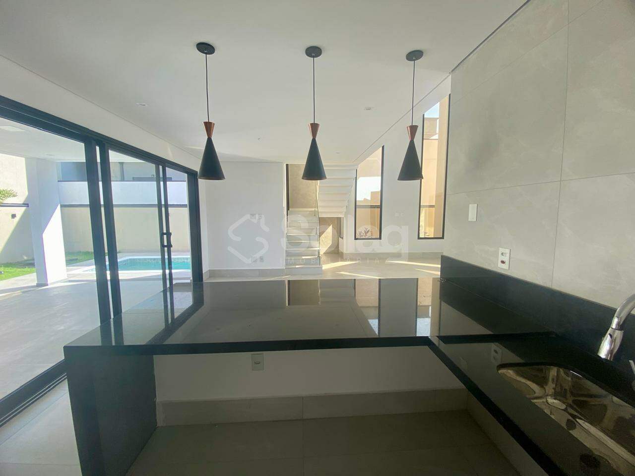 Casa em condomínio à venda no Roncáglia:
