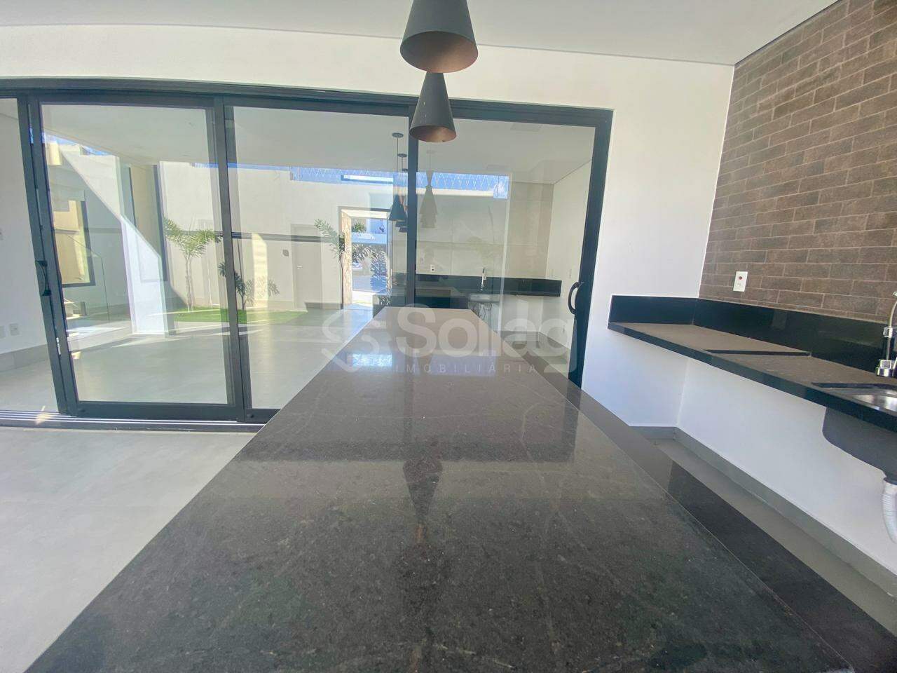 Casa em condomínio à venda no Roncáglia: