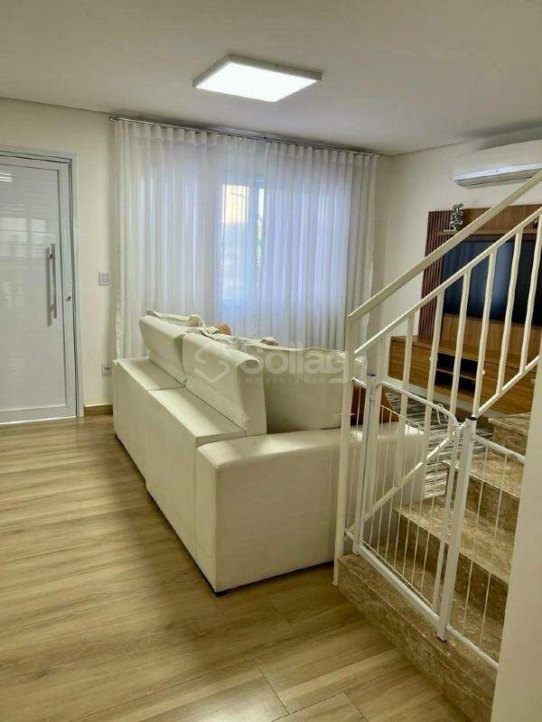 Casa em condomínio à venda no Vila Omizollo: