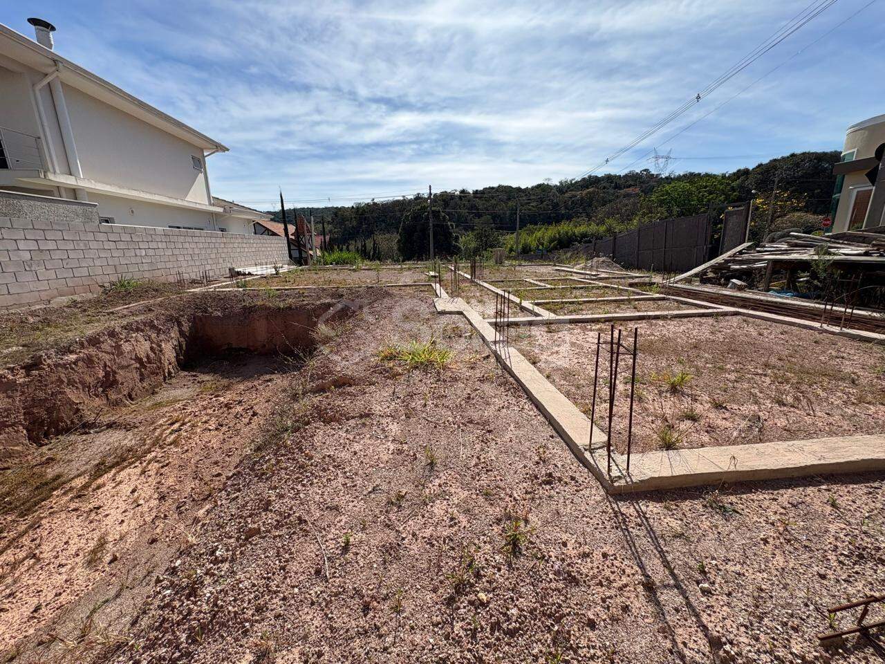 Terreno em condomínio à venda no Condomínio Reserva Santa Isabel I: 