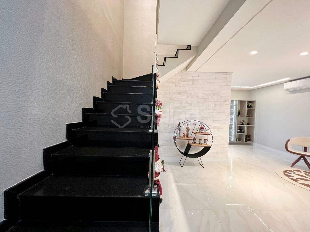 Casa em condomínio à venda no Jardim Paiquerê: 