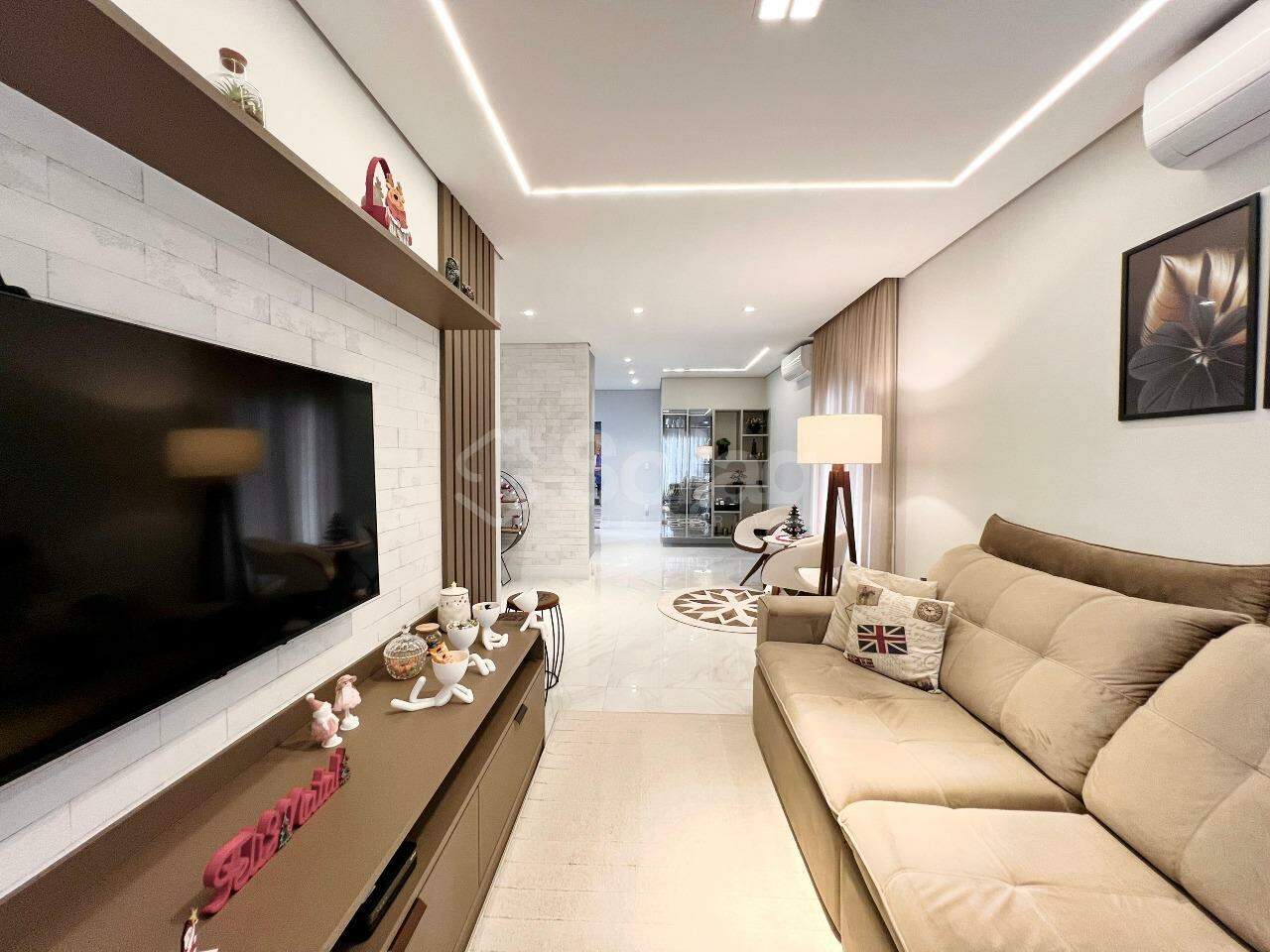 Casa em condomínio à venda no Jardim Paiquerê: 