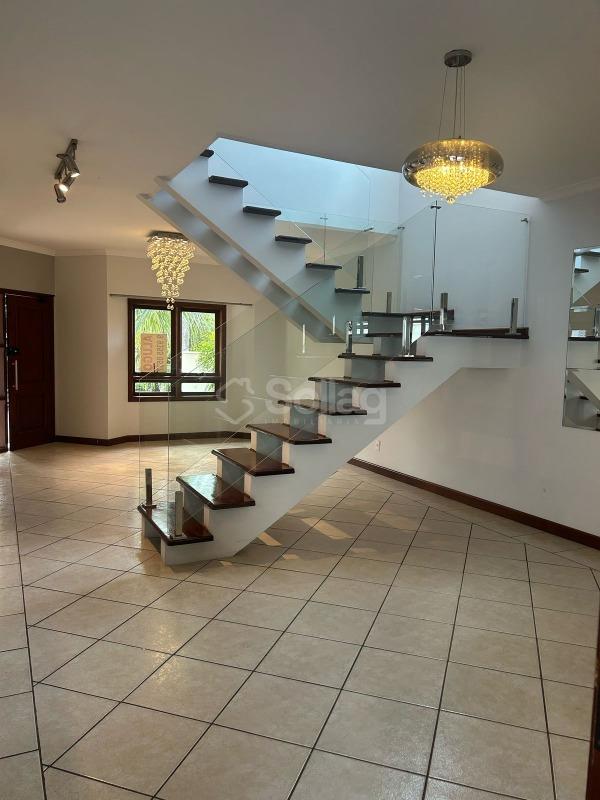 Casa em condomínio à venda no Pinheirinho: 