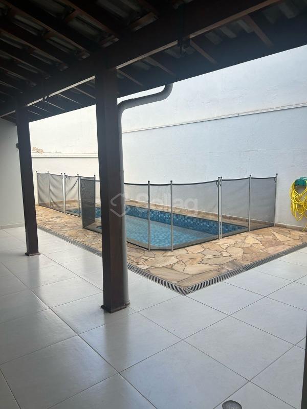 Casa em condomínio à venda no Pinheirinho: 